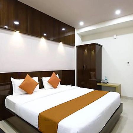 Royal Blue Meridian Inn Bangalore Exteriör bild