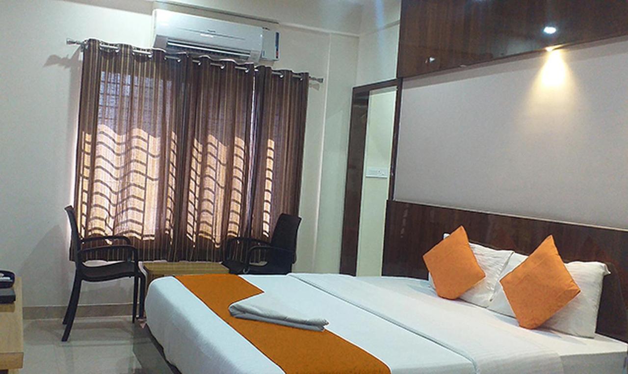 Royal Blue Meridian Inn Bangalore Exteriör bild